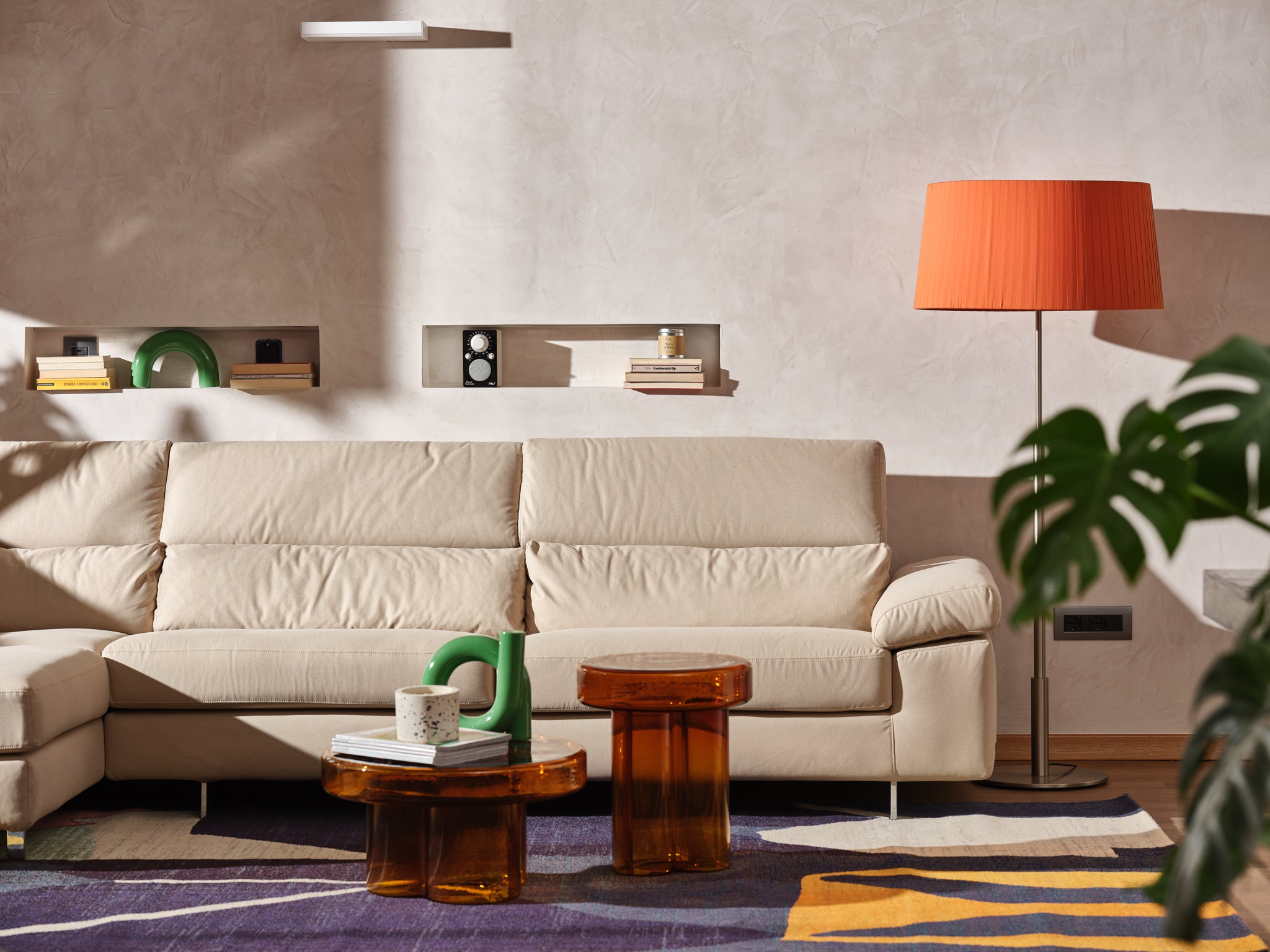 VIOLANTE Grassello Venetian plaster in natural white on modern living room wall
